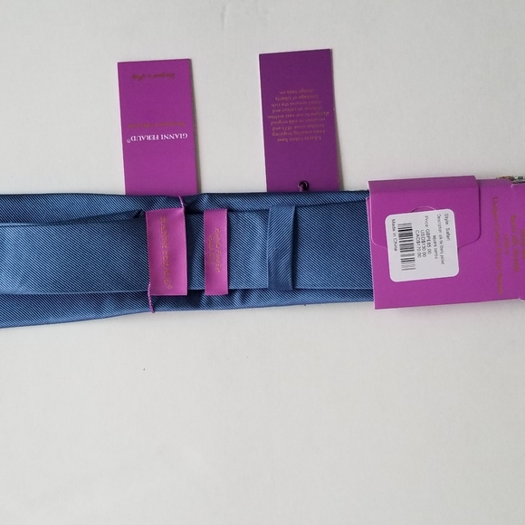 Tie with handkerchief, sock, key ring - Picture 2 of 10